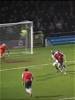 球迷冲进球场，怒射破门，滑跪庆祝😂