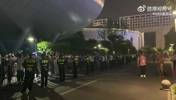 众多球迷聚集在广厦主场场馆门口大喊：王博下课！