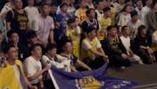 两位勇士球迷混进南京湖人线下观赛团，赛后合影被挟持坐在了C位