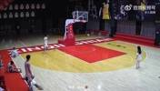 这一定是错觉！一位女生穿拖鞋背投三分球4进3。。😨