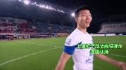 陶强龙赛后拿比赛用球找队友签名，韦世豪连签梅西、C罗😂&hellip;&hellip;