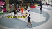 这都能忍？绿衣小哥多次恶意垫脚白衣小哥 后者都当没事发生一样