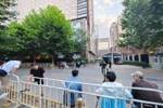 欧冠决赛结束，依然有许多球迷坚持守候在酒店周围等待梅西