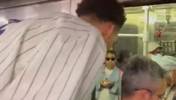 🤣误入矮人国！文班亚马体验纽约地铁 几乎全程弯着腰