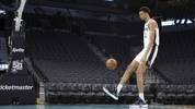 师承姆总监？⚽文班亚马在球馆里颠起了篮球🏀