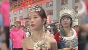 村超现场穿民族服装的美女似Angelababy