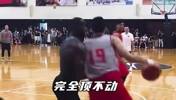 你对力量一无所知！沈梓捷背打詹姆斯完全撞不动还被无情的切球