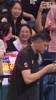 杜锋指导给现场女球迷分享美食，柠檬茶也安排上了~