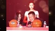 难怪这么开心！朱芳雨朱总在选秀大会上被美女环绕