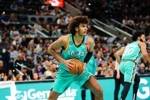 Woj：多米尼克-巴洛以一份双向合同重返马刺