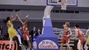 这打球姿势这也太像了吧！这是杜兰特男扮女装混到女篮里去了？