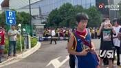 🔥哈登中国行人气爆棚 有球迷穿勇士球衣现身！