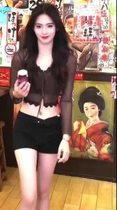 哈登中国行给登哥送手链的美女球迷！这身材这大长腿👍👍👍