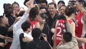 😂昨晚四川女篮夺冠，一位嘉宾庆祝时过于兴奋拍打韩旭力气过大，让韩旭有些生气！
