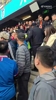 拖都拖不走！海港球迷被大连安保人员压倒在地