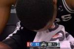 😭难受！福克斯被压到旧伤 坐在替补席低头咬毛巾